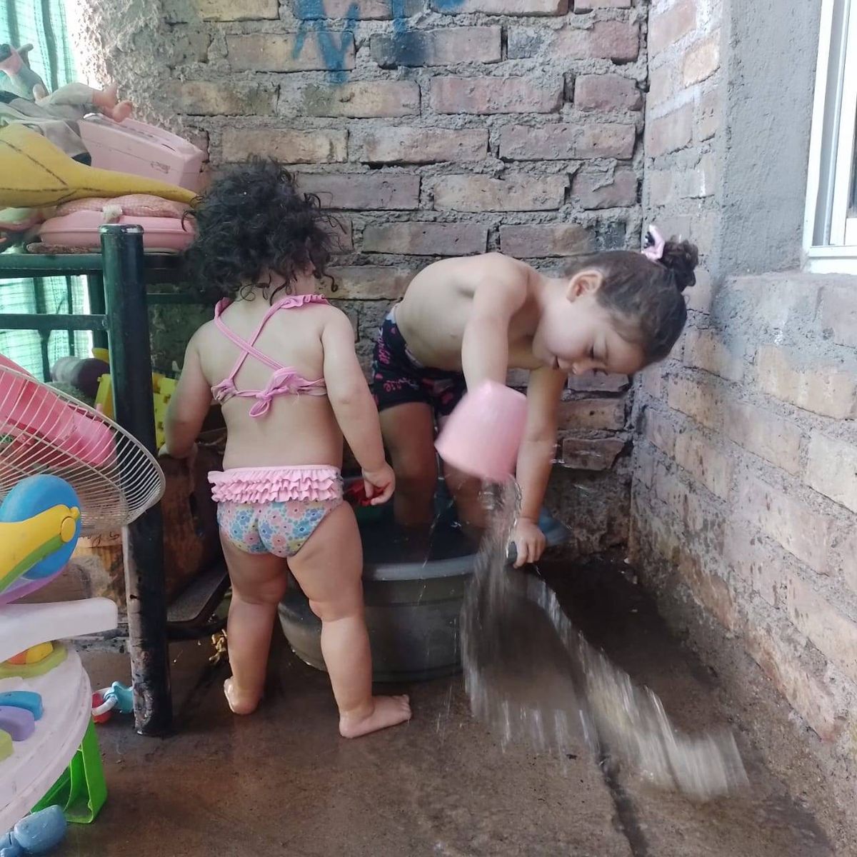 El calor y los problemas con el agua son un incordio para muchos mendocinos, incluidos los chicos. El calor y los problemas con el agua son un incordio para muchos mendocinos, incluidos los chicos.
