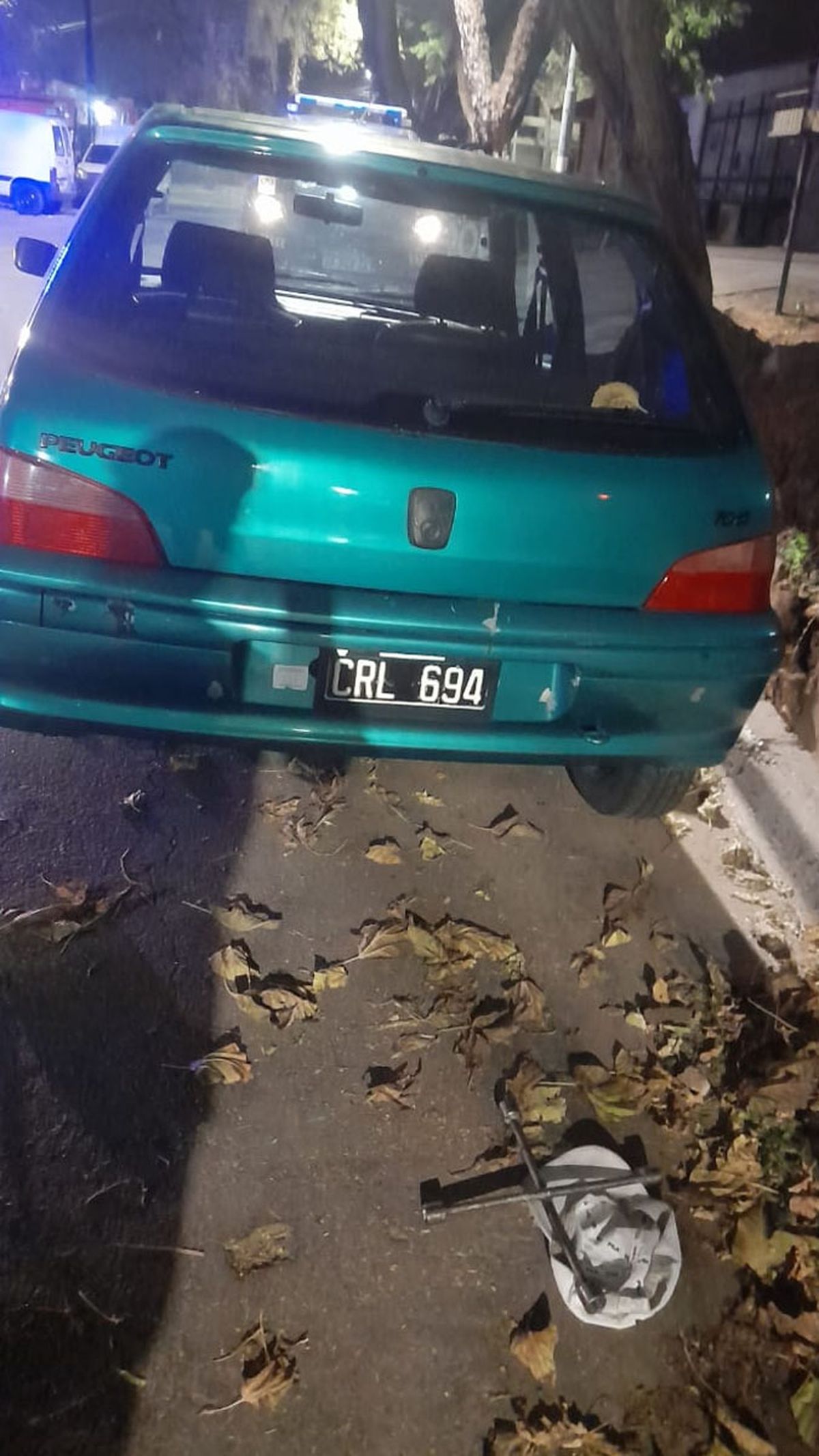 Los autores del robo estaban por sacar la cuarta rueda cuando llegó la Policía a calle Italia y Lavalle, de Godoy Cruz. Los autores del robo estaban por sacar la cuarta rueda cuando llegó la Policía a calle Italia y Lavalle, de Godoy Cruz.