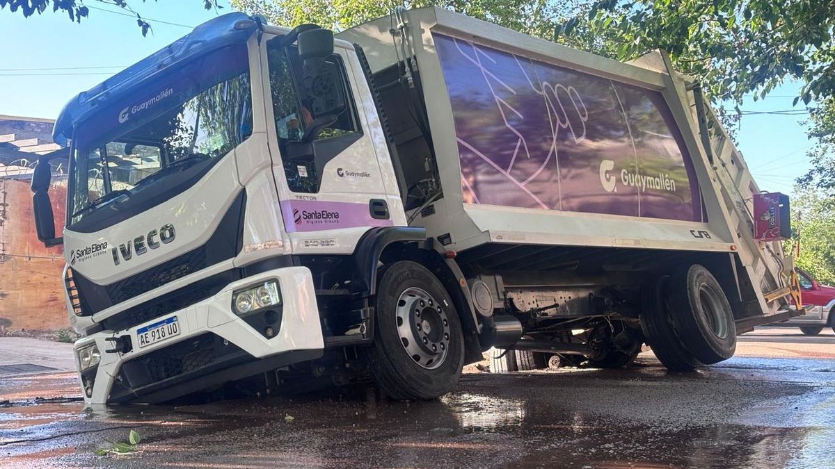 El camión recolector hundido en Guaymallén. Todo comenzó con una filtración de agua y un pozo.