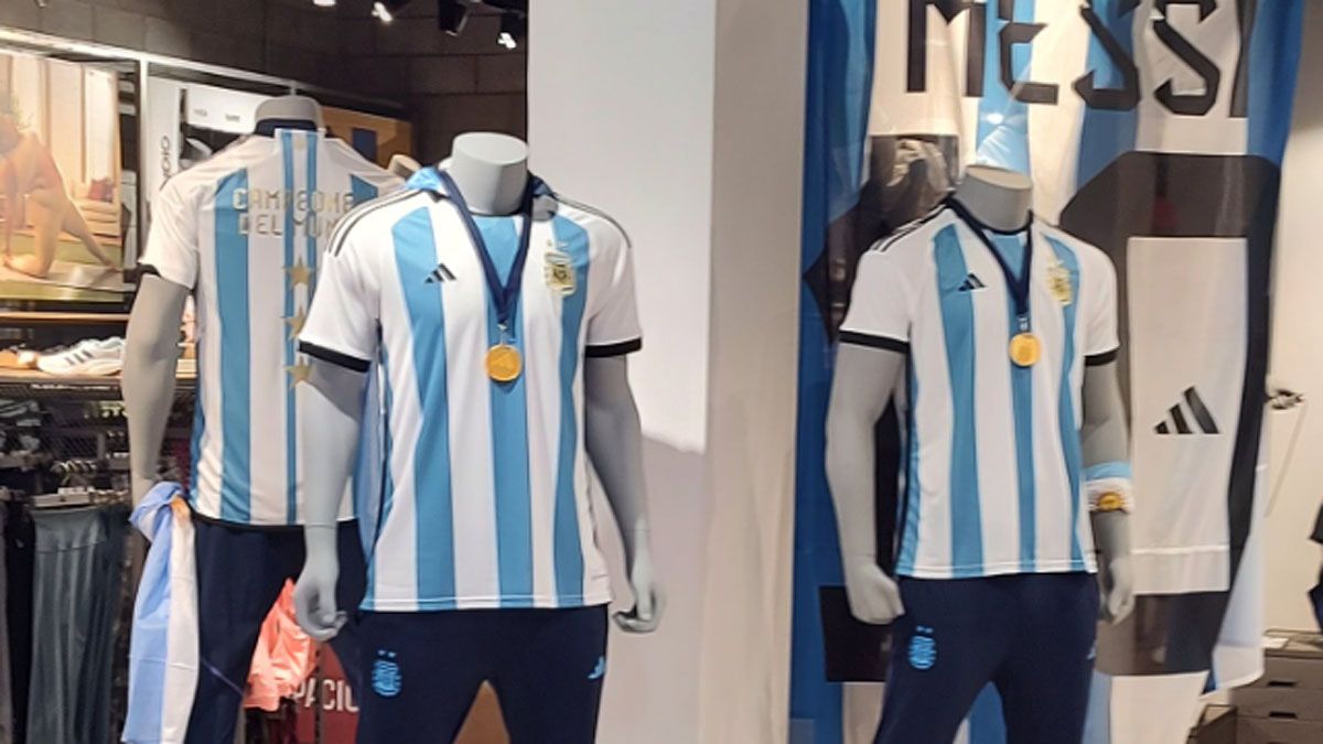 En las tiendas de Adidas solo hay camisetas de la Selección argentina con dos estrellas, a menor precio