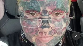 No la dejaron ir a la fiesta del colegio de su hijo por estar muy tatuada
