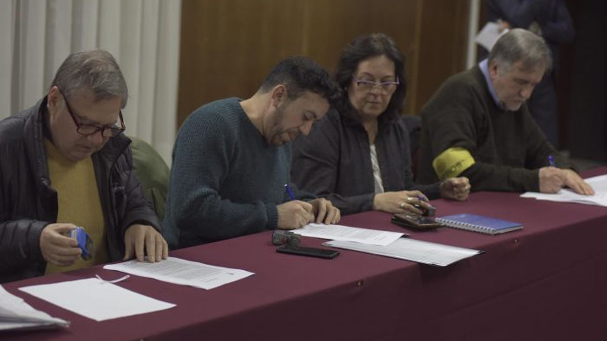 Momento de firmar las actas entre los paritarios del Gobierno y de AMPROS.