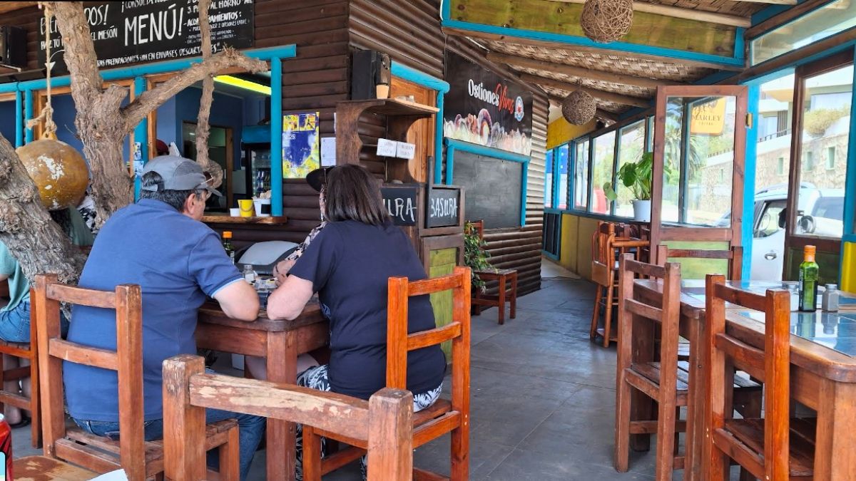 El restaurante tiene un ambiente muy r&uacute;stico y playero.