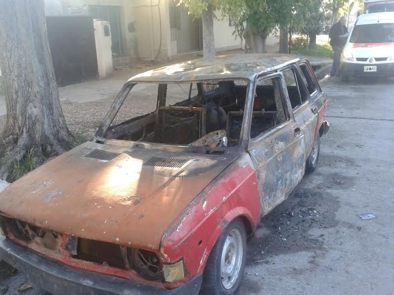 Volvieron los quemacoches a San Rafael: esta vez incendiaron un auto frente a la casa del dueño