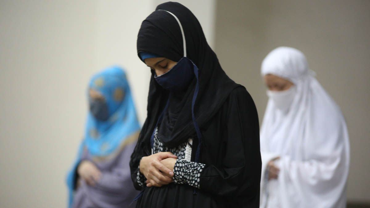 El horario del Ramadán diario se rige por la salida del sol para el ayuno, y la puesta del sol para comenzar a ingerir alimentos. En 2021 el Ramadán se comienza a celebrar el martes, 13 de abril y finaliza el 12 de mayo de 2021, durando 30 días.