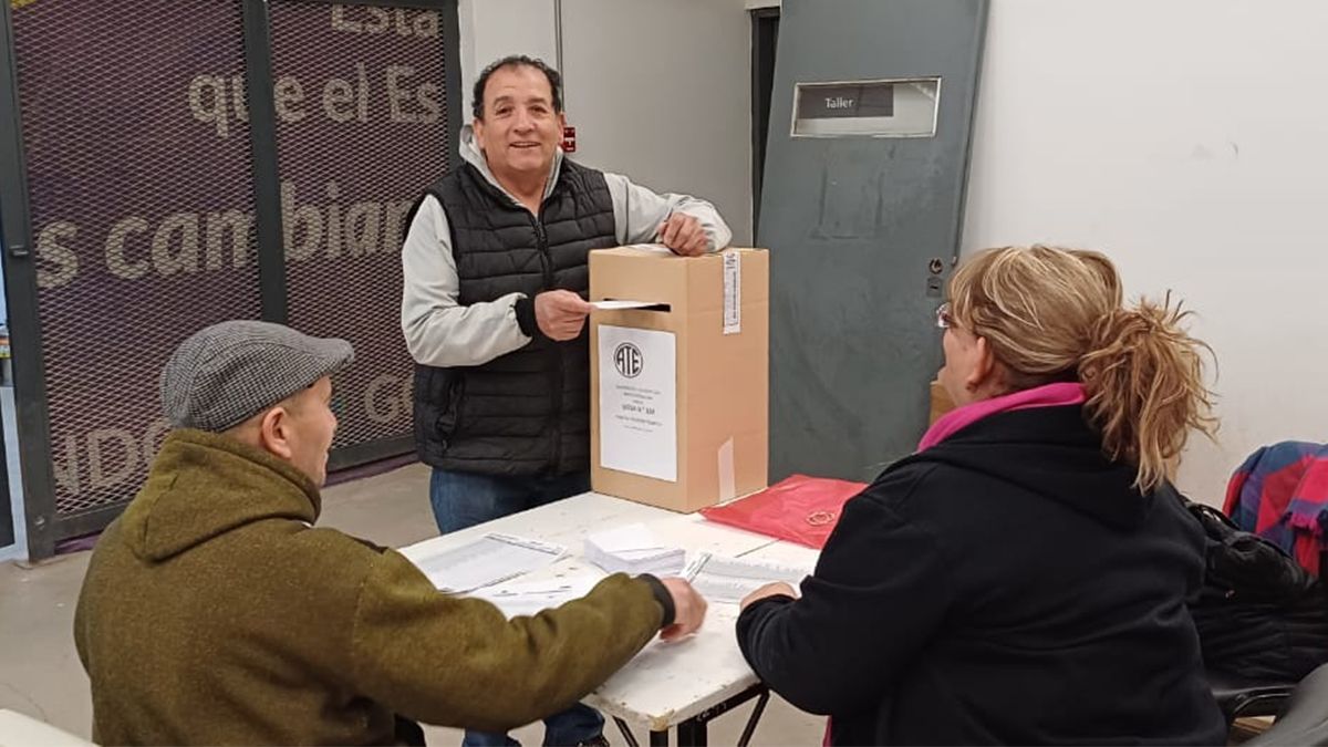 En medio de denuncias cruzadas y una supuesta suspensión, se desarrollan las elecciones de ATE en Mendoza. En medio de denuncias cruzadas y una supuesta suspensión, se desarrollan las elecciones de ATE en Mendoza.