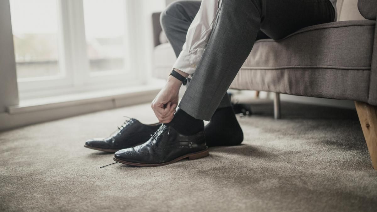 Quitarse los zapatos al llegar a casa: por qué recomiendan hacerlo y qué significa Quitarse los zapatos al llegar a casa: por qué recomiendan hacerlo y qué significa