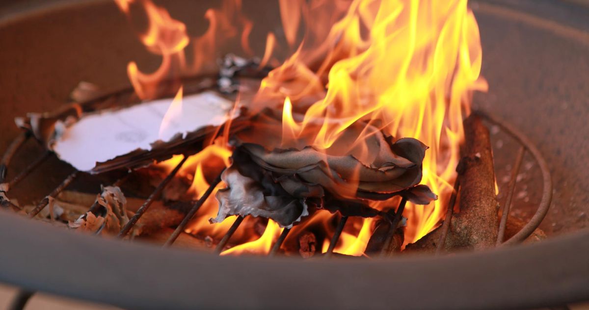 Quemar una foto o documentos. Quemar una foto o documentos.