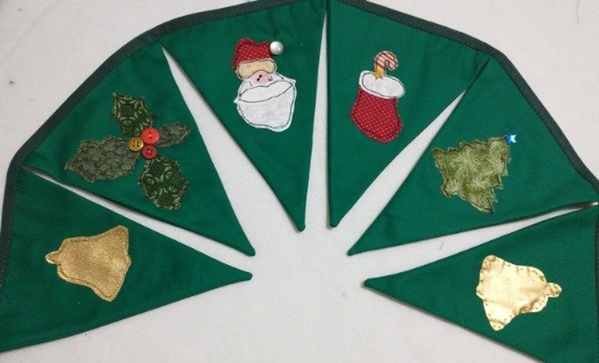 Los banderines personalizados pueden reemplazar a la estrella en la parte superior del árbol. 