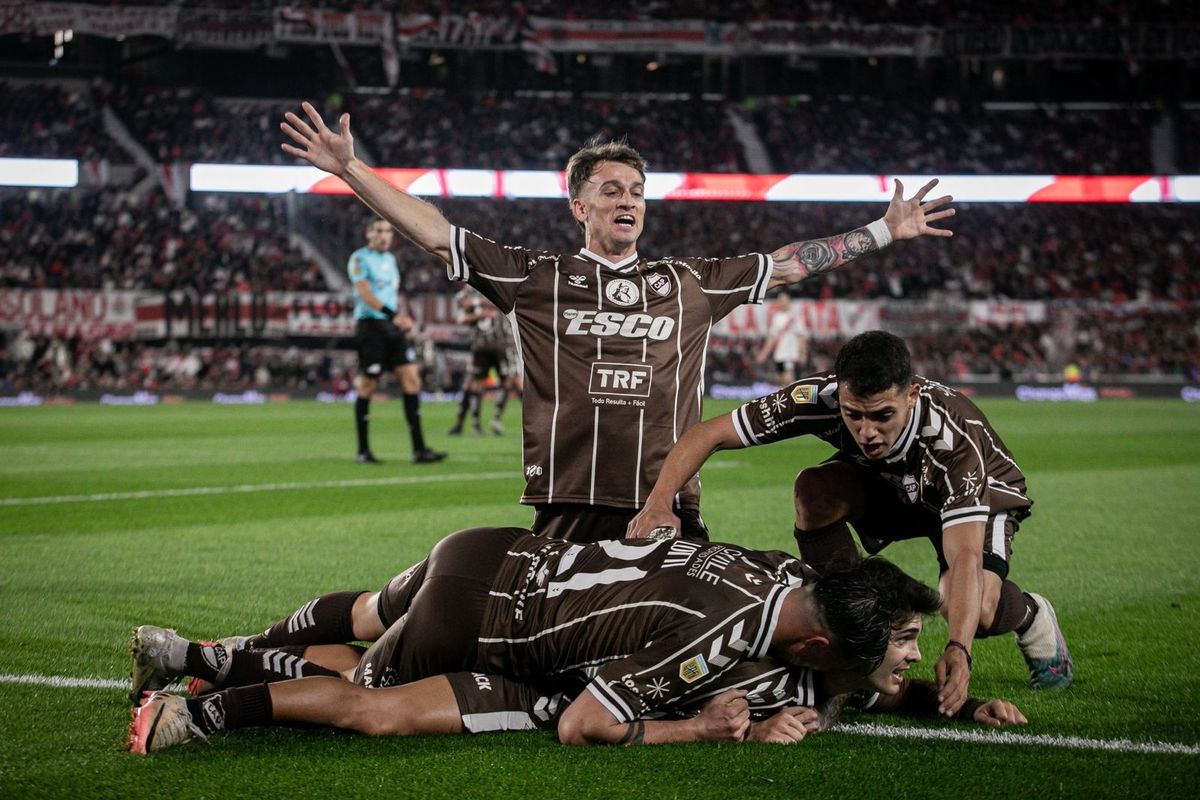 Platense hizo historia en El Monumental y dejó en el camino a River