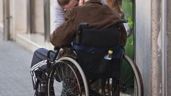 Insólito: llevó a un anciano muerto en silla de ruedas al banco para cobrar su pensión 