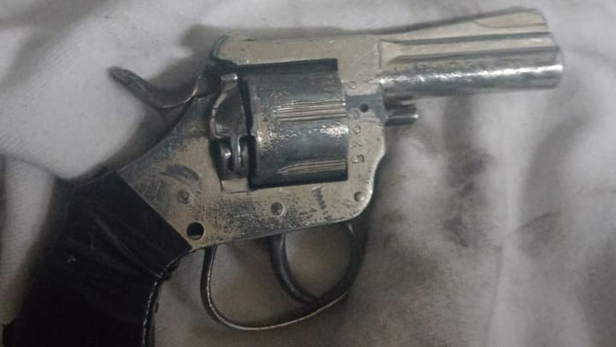El revólver que llevaba el joven detenido.