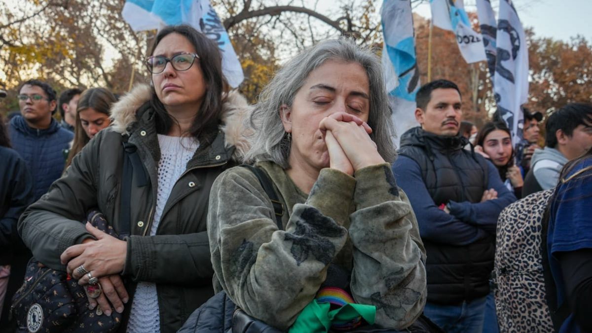 La tristeza de muchos militantes del PJ de Mendoza al conocer el fallo que confirmó la prisión a seis años para Cristina Kirchner. La tristeza de muchos militantes del PJ de Mendoza al conocer el fallo que confirmó la prisión a seis años para Cristina Kirchner.
