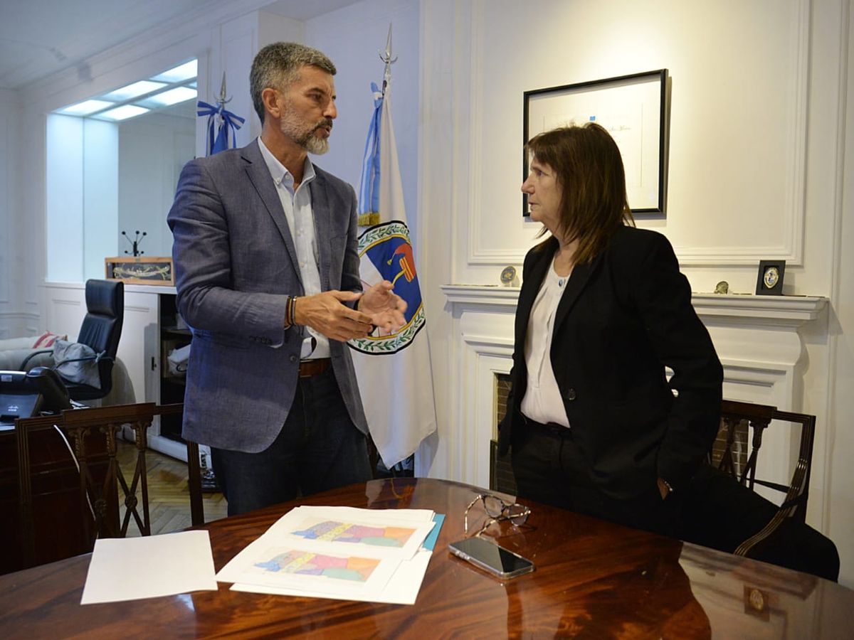 Ulpiano Suarez se reunió con la ministra de Seguridad de la Nación, Patricia Bullrich para pedirle que las fuerzas federales capaciten a los preventores para poder usar pistolas Taser. Ulpiano Suarez se reunió con la ministra de Seguridad de la Nación, Patricia Bullrich para pedirle que las fuerzas federales capaciten a los preventores para poder usar pistolas Taser.