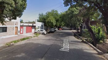 Una mujer fue atropellada por un delincuente que le robó el auto en la puerta de su casa, en Capital