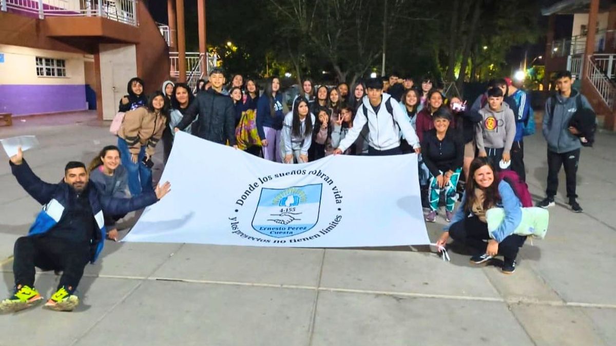 "Estoy orgullosa de poder representar a Mendoza", dijo. Aquí, junto a sus estudiantes en Malargüe. "Estoy orgullosa de poder representar a Mendoza", dijo. Aquí, junto a sus estudiantes en Malargüe.