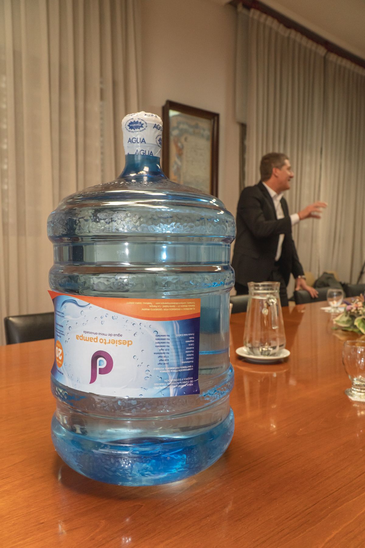 Uno de los bidones presentados como evidencia de las irregularidades. Uno de los bidones presentados como evidencia de las irregularidades.