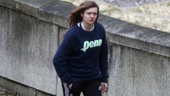 Una joven se hizo pasar por hombre: está acusada de abusar de más de 50 chicas