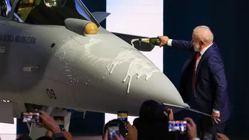 Así es el avión de combate supersónico que presentó Brasil y que sorprende al mundo Así es el avión de combate supersónico que presentó Brasil y que sorprende al mundo