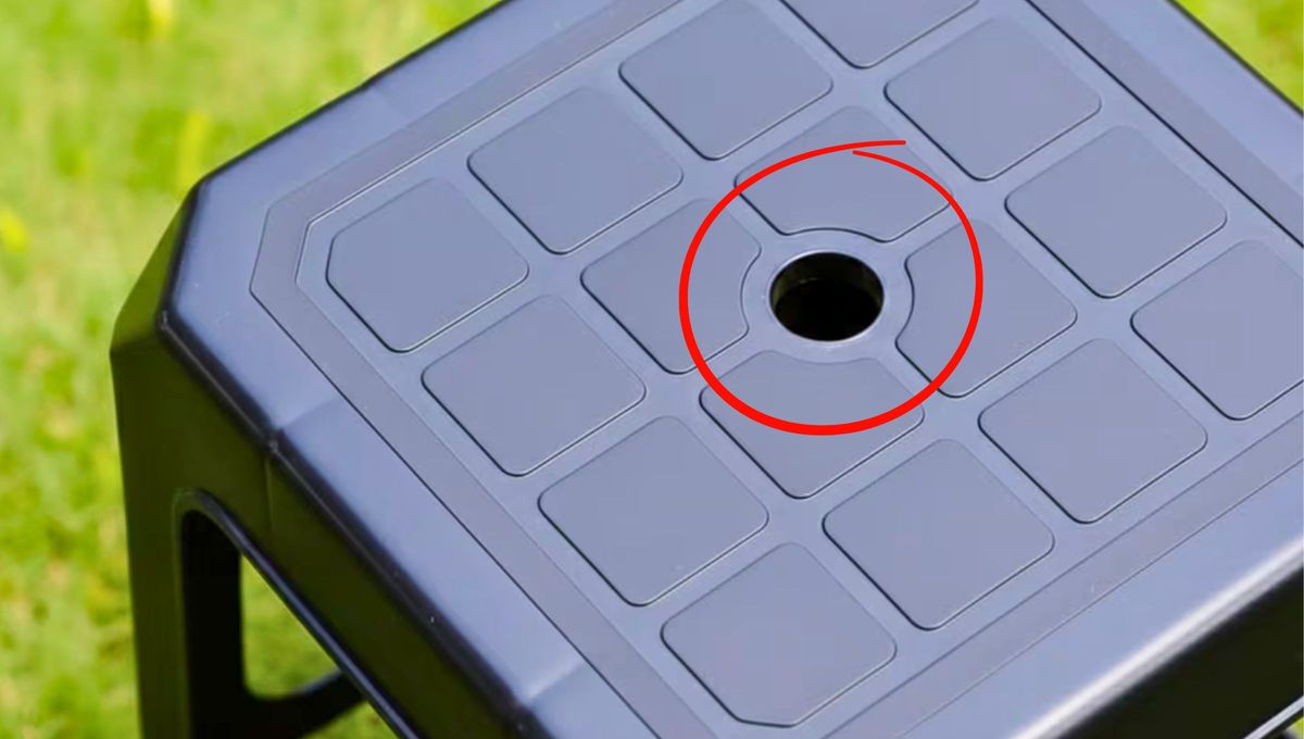 El orificio de estas banquetas cumple funciones muy prácticas. El orificio de estas banquetas cumple funciones muy prácticas.