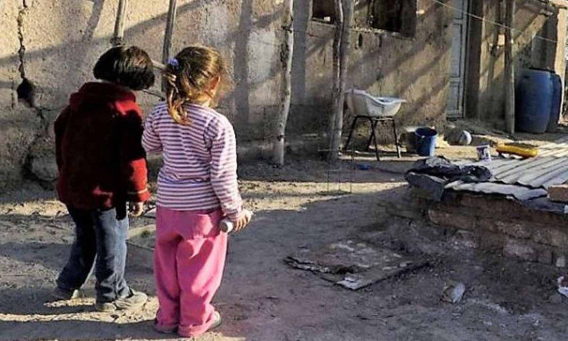 La foto es ilustrativa pero esta imagen de niños sumidos en la pobreza se repite por varios miles en todo el país.