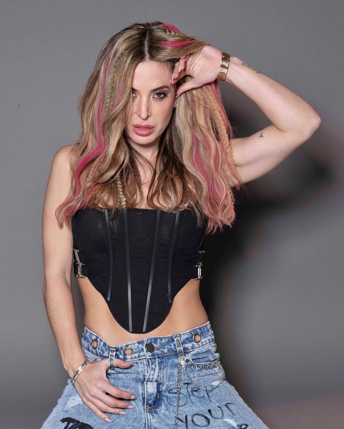 Jesica Cirio se suma a los pantaloncitos customizados con el infaltable de la primavera. Jesica Cirio se suma a los pantaloncitos customizados con el infaltable de la primavera.