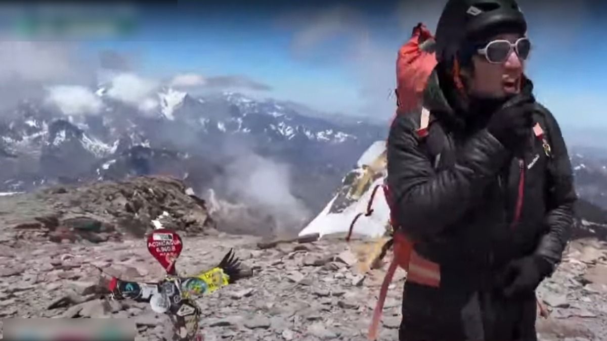 Los primeros segundos del equipo cumbre de El Siete, saliendo en vivo desde la cima del cerro Aconcagua, a 6962 metros de altura. Las imágenes son capturas de pantalla de la transmisión en vivo. Los primeros segundos del equipo cumbre de El Siete, saliendo en vivo desde la cima del cerro Aconcagua, a 6962 metros de altura. Las imágenes son capturas de pantalla de la transmisión en vivo.
