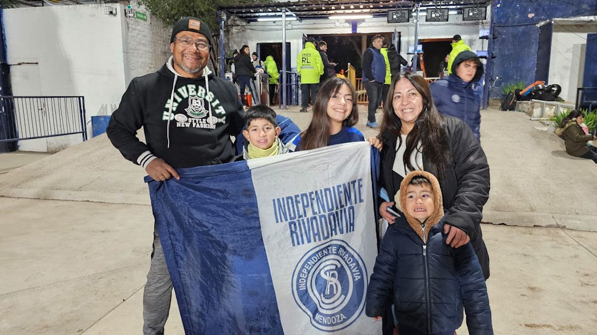 Los hinchas azules no faltaron a la cita. Los hinchas azules no faltaron a la cita.