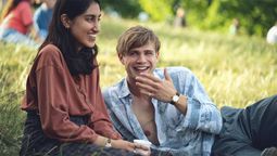 Ambika Mod y Leo Woodall son los protagonistas principales de esta película de Netflix.
