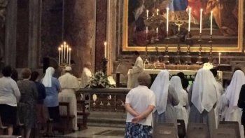 Esta es la foto del Papa, que rompió el protocolo y participó de una misa como uno más