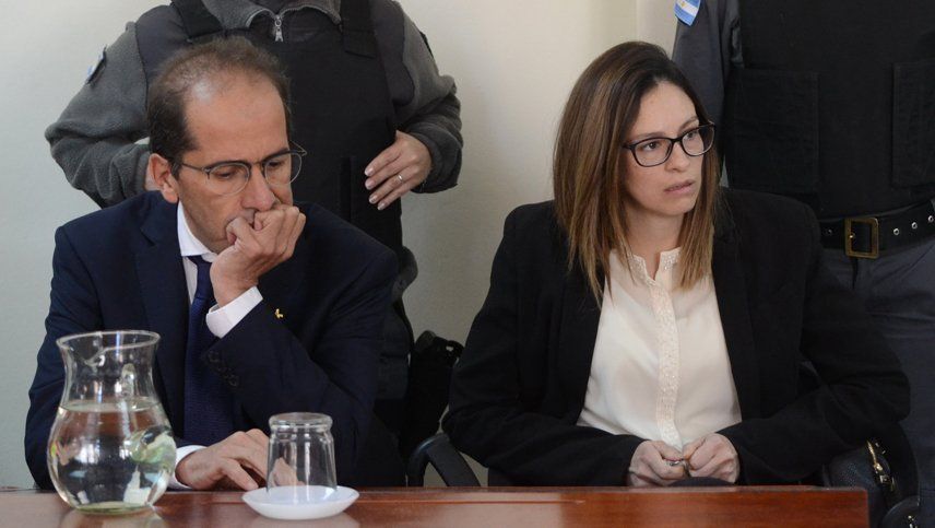 Julieta Silva junto a su defensor Alejandro Cazabán durante en debate.