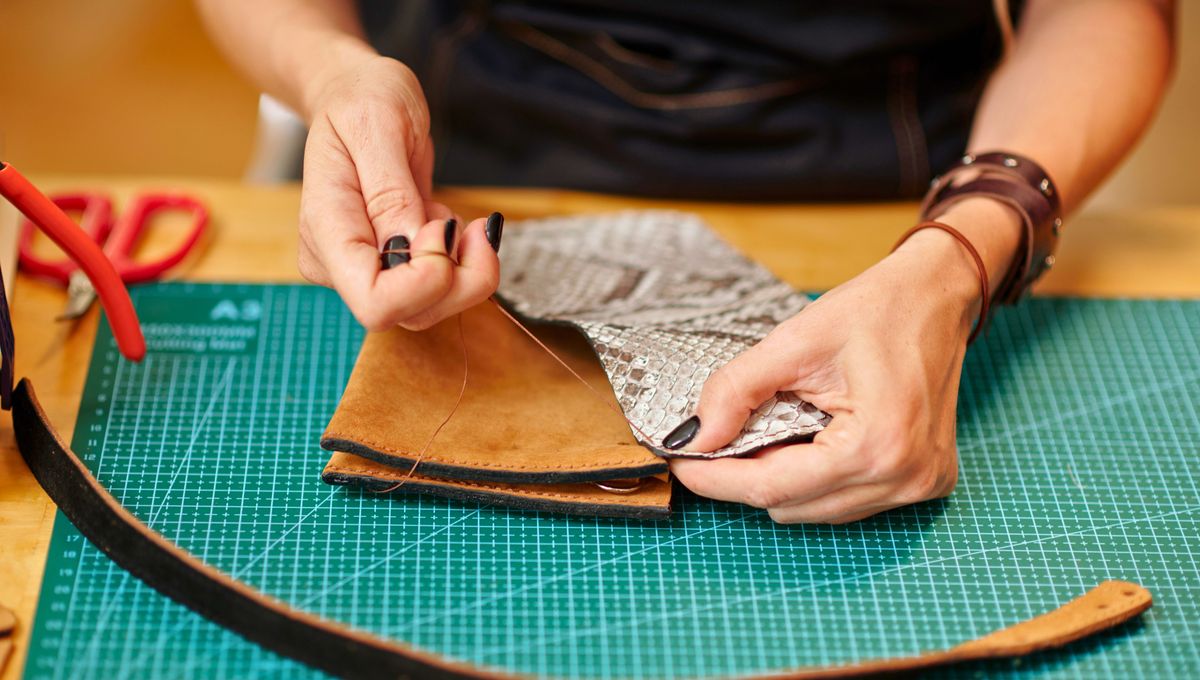 Solo vas a necesitar unos jeans viejos, una máquina de coser y muchas ganas de crear. Solo vas a necesitar unos jeans viejos, una máquina de coser y muchas ganas de crear. 