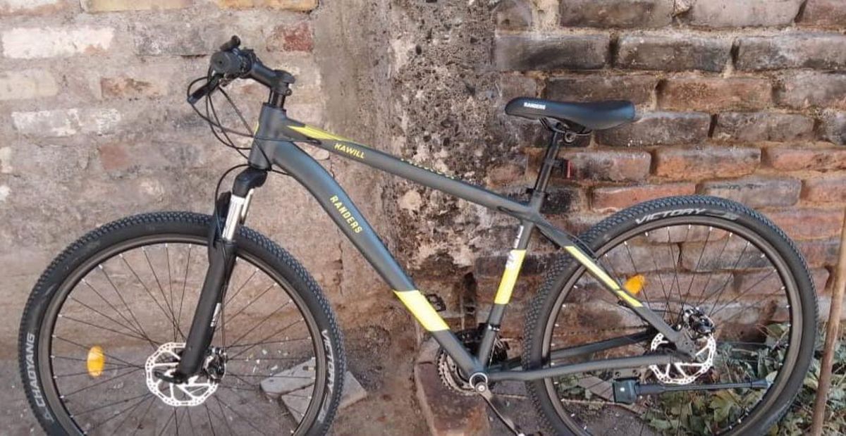 La bicicleta que utilizó Juan José Caro (50) para huir de la escena y llegar a la casa de su otra ex pareja, quien también lo había denunciado por violencia de género. La bicicleta que utilizó Juan José Caro (50) para huir de la escena y llegar a la casa de su otra ex pareja, quien también lo había denunciado por violencia de género.
