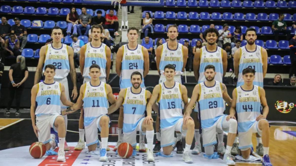Este es el plantel de la Selección argentina de básquet que se presentó en el estadio de Parque Miranda de Venezuela por etapa clasificatoria de la AmeriCup. Este es el plantel de la Selección argentina de básquet que se presentó en el estadio de Parque Miranda de Venezuela por etapa clasificatoria de la AmeriCup.