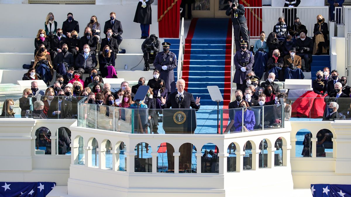 Joe Biden juró hoy como el flamante presidente de Estados Unidos ante el titular de la Corte Suprema del país, John Roberts, y asumió formalmente a los 78 años el Poder Ejecutivo durante los próximos cuatro años.