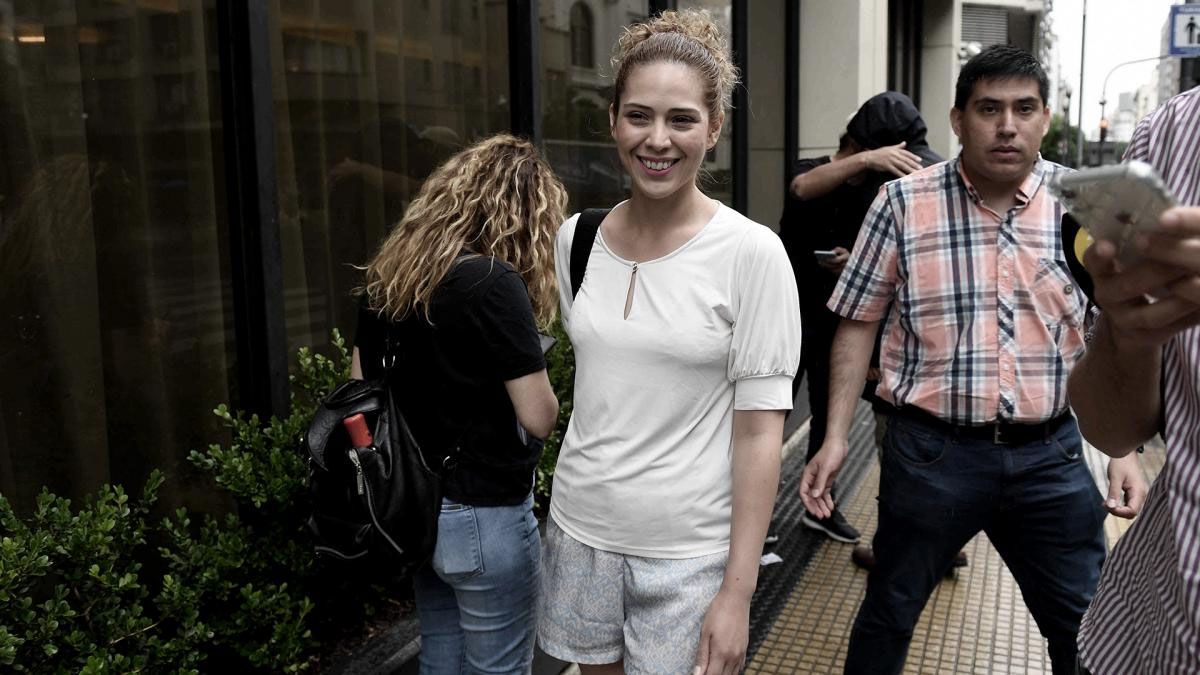 Lourdes Arrieta, tercera diputada nacional por Mendoza, antes de ingresar al Hotel Libertador donde se encontró con Javier Milei. Foto: Télam.