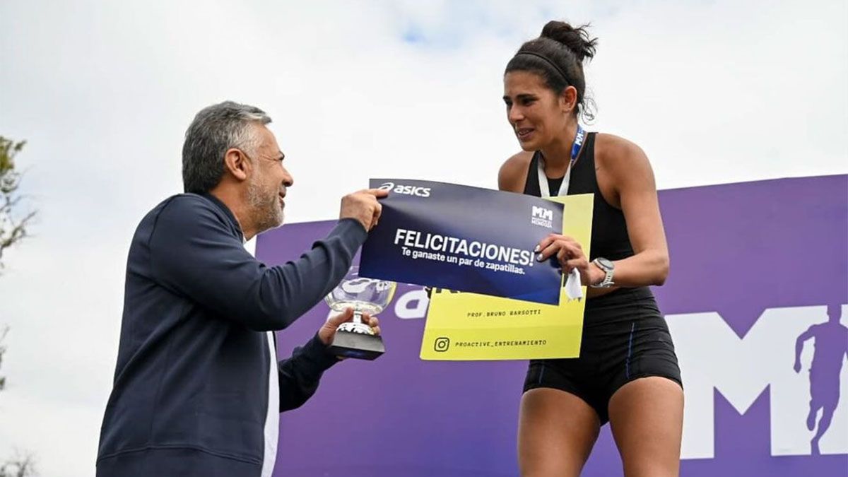El Gobernador de Mendoza, Alfredo Cornejo, les entregó los premios a los atletas. El Gobernador de Mendoza, Alfredo Cornejo, les entregó los premios a los atletas.