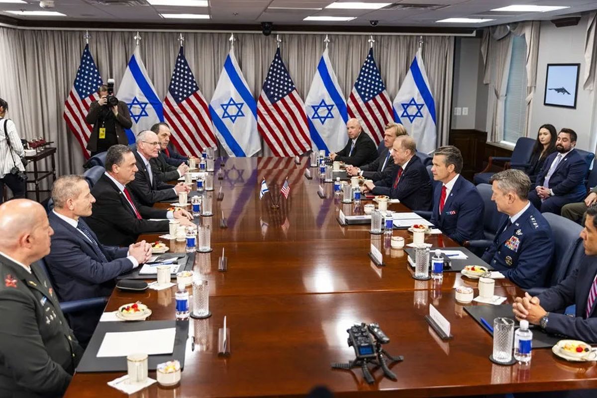 Reunión entre Pete Hegseth e Israel Katz, en el Pentágono, en Arlington, Virginia en Estados Unidos. Crédito: EFE/EPA/ Jim Lo Scalzo. Reunión entre Pete Hegseth e Israel Katz, en el Pentágono, en Arlington, Virginia en Estados Unidos. Crédito: EFE/EPA/ Jim Lo Scalzo.