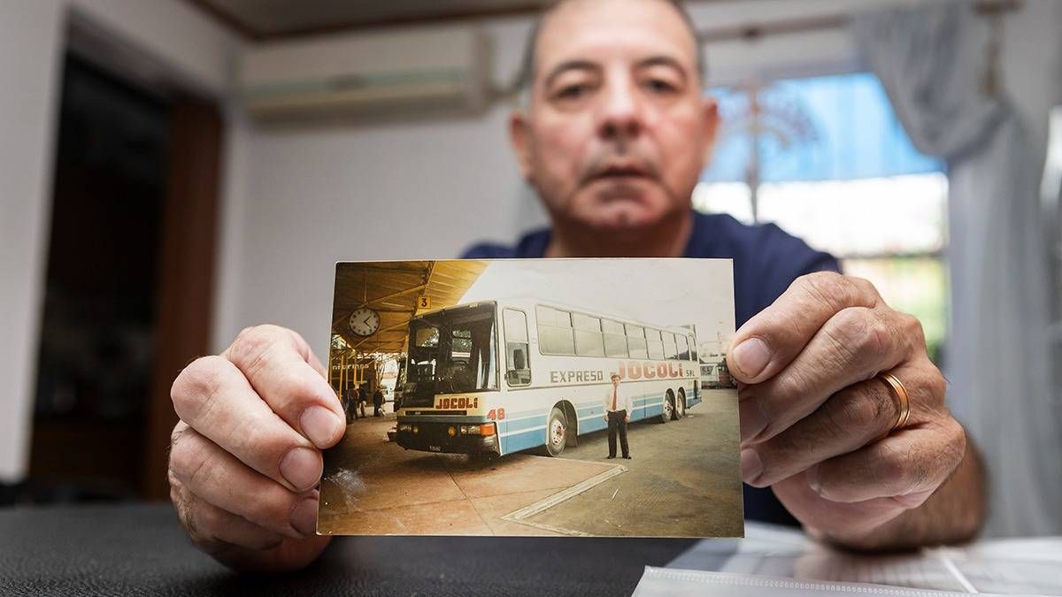 Julio trabajaba como chofer de micros en la empresa Jocolí. El accidente fue en mayo de 1997. Julio trabajaba como chofer de micros en la empresa Jocolí. El accidente fue en mayo de 1997.