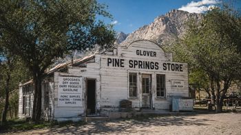 En 1970, se negaron a vender su terreno dentro de un parque nacional propuesto: en 1972, un tribunal les otorgó 55.000 dólares