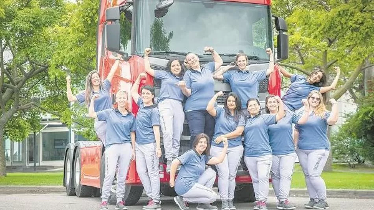 Las 12 primeras egresadas del curso, en noviembre de 2019. Karen es la segunda desde la izquierda, abajo. Gentileza. Las 12 primeras egresadas del curso, en noviembre de 2019. Karen es la segunda desde la izquierda, abajo. Gentileza.