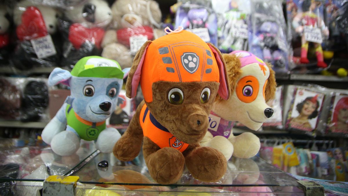 Incorporan al Ahora 12 la venta de juguetes en supermercados.
