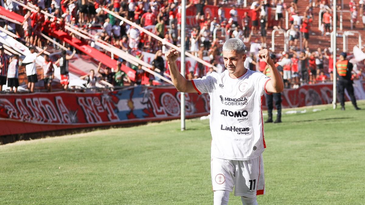 Tomás Silva festeja el gol junto a los hinchas del Globo, que fueron en gran número al Malvinas Argentinas. Tomás Silva festeja el gol junto a los hinchas del Globo, que fueron en gran número al Malvinas Argentinas.