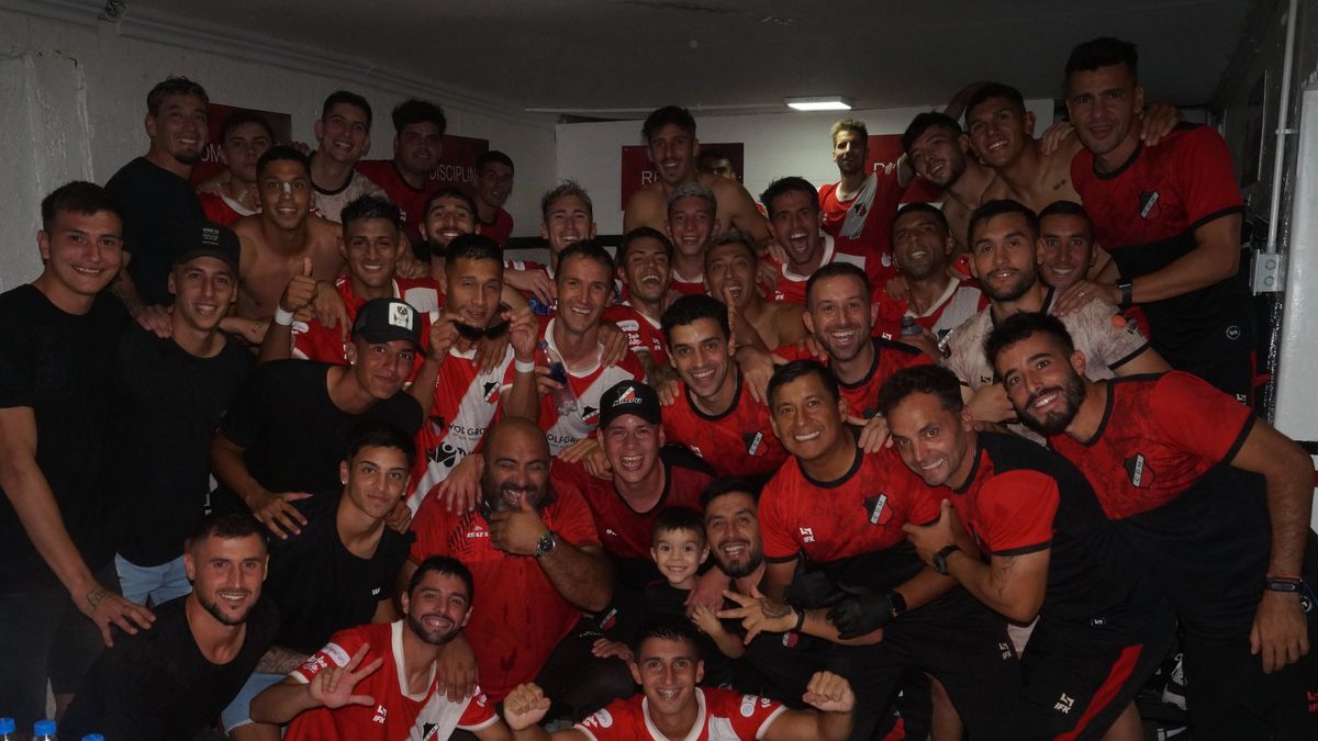 Los jugadores y el cuerpo técnico festejaron mucho en el vestuario el memorable triunfo ante los jujeños.