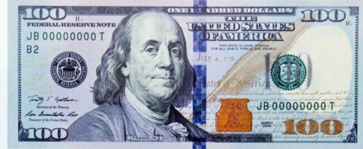 La versión más nueva de los billetes de 100 dólares