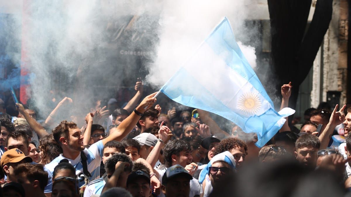 Todo celeste y blanco en el centro mendocino. El triunfo llegó luego del tiempo reglamentario y el alargue, con Argentina siempre adelantándose y Francia empatando. En los penales los de celeste y blanco no fallaron y el Dibu Martínez volvió a ser clave.