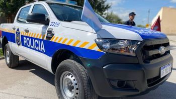 Increíble: un policía le robó las cubiertas a su patrullero y las vendió para pagar una deuda