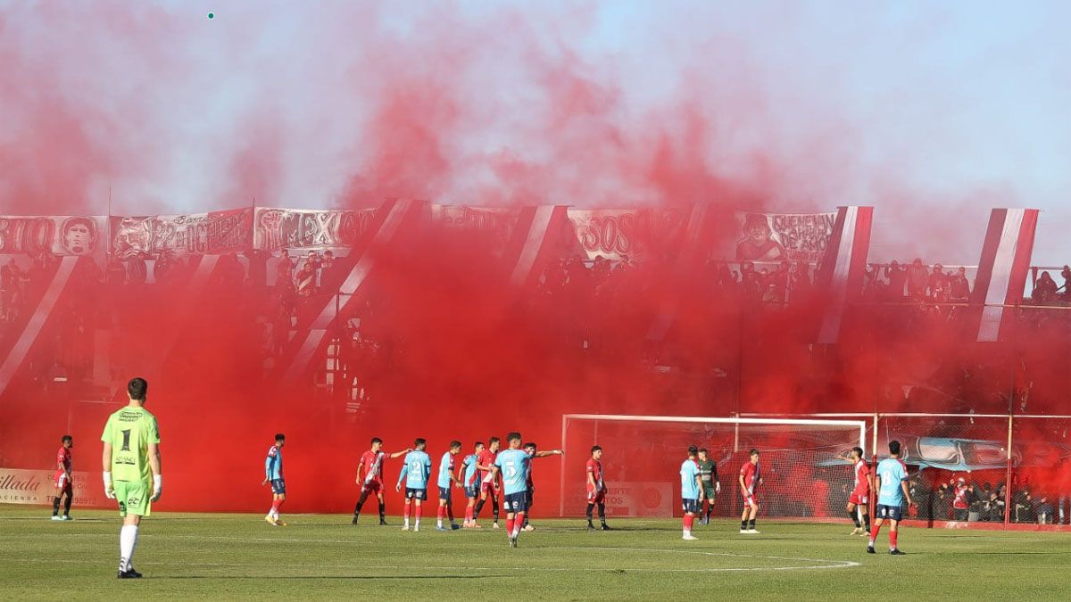 El humo hizo detener el encuentro en la segunda parte.