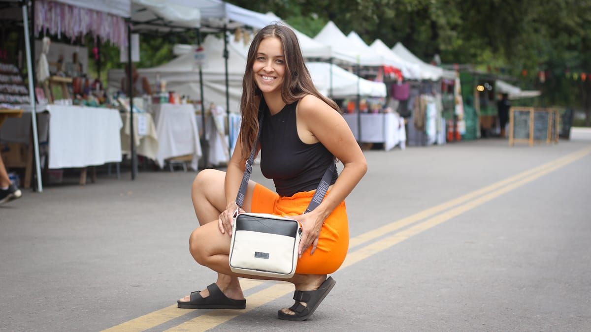 Una joven recicla caucho y cortinas blackout, fabrica bolsos y da capacitaciones en cárceles.