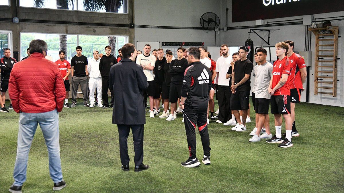 Di Carlo le habla al plantel de River ante la atenta mirada de Francescoli y Gallardo.